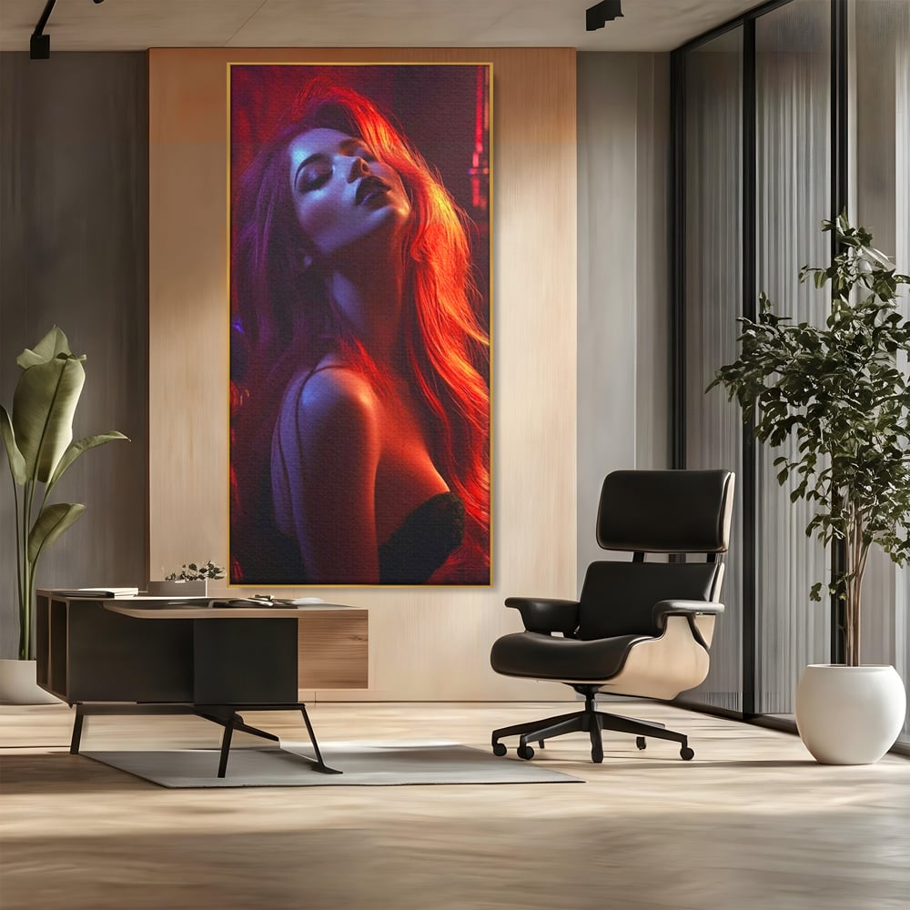 Tablou canvas cu tablou canvas cu femeie si lumina rosie, in rama de aluminiu auriu, pe perete intr-un birou